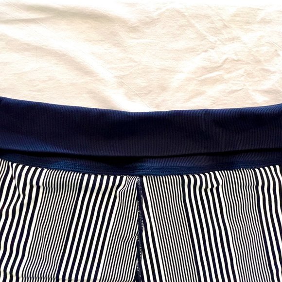Lululemon Wide Leg Capris Navy Blue and White, Size 8 - Picture 4 of 9